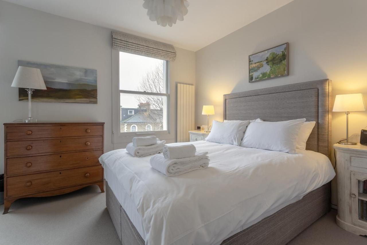 2 Bedroom Apartment Hammersmith Grove Sleeps 4 London Eksteriør bilde